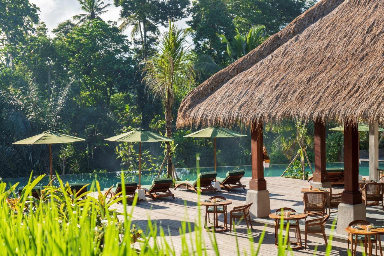 Adiwana Suweta Hotell Ubud Exteriör bild The swimming pool at the hotel