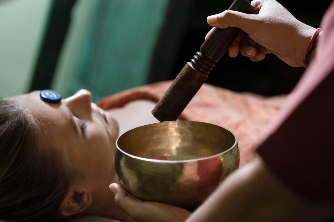 Adiwana Suweta Hotell Ubud Exteriör bild A singing bowl being played