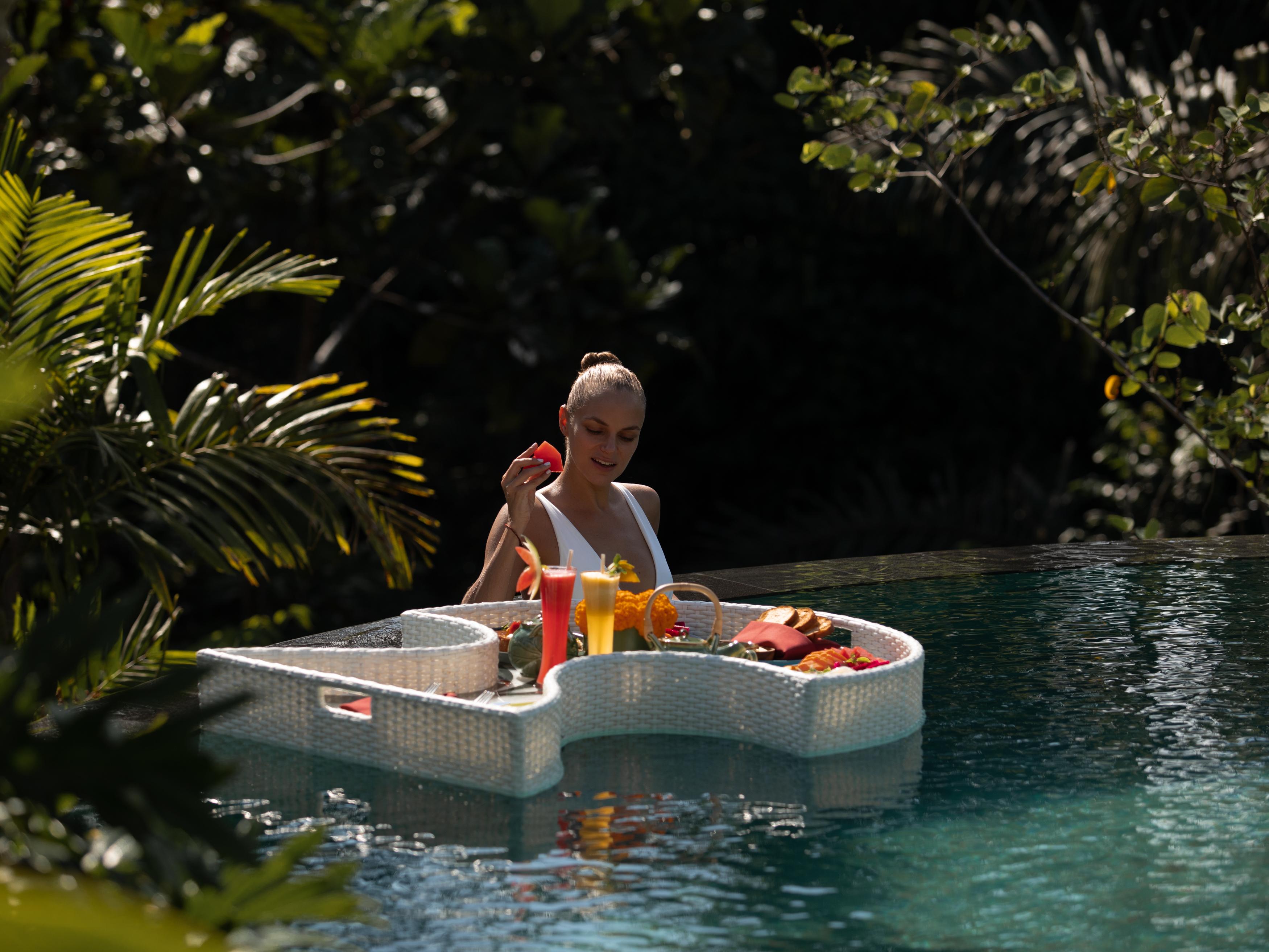 Adiwana Suweta Hotell Ubud Exteriör bild Floating breakfast at Alila Villas Uluwatu