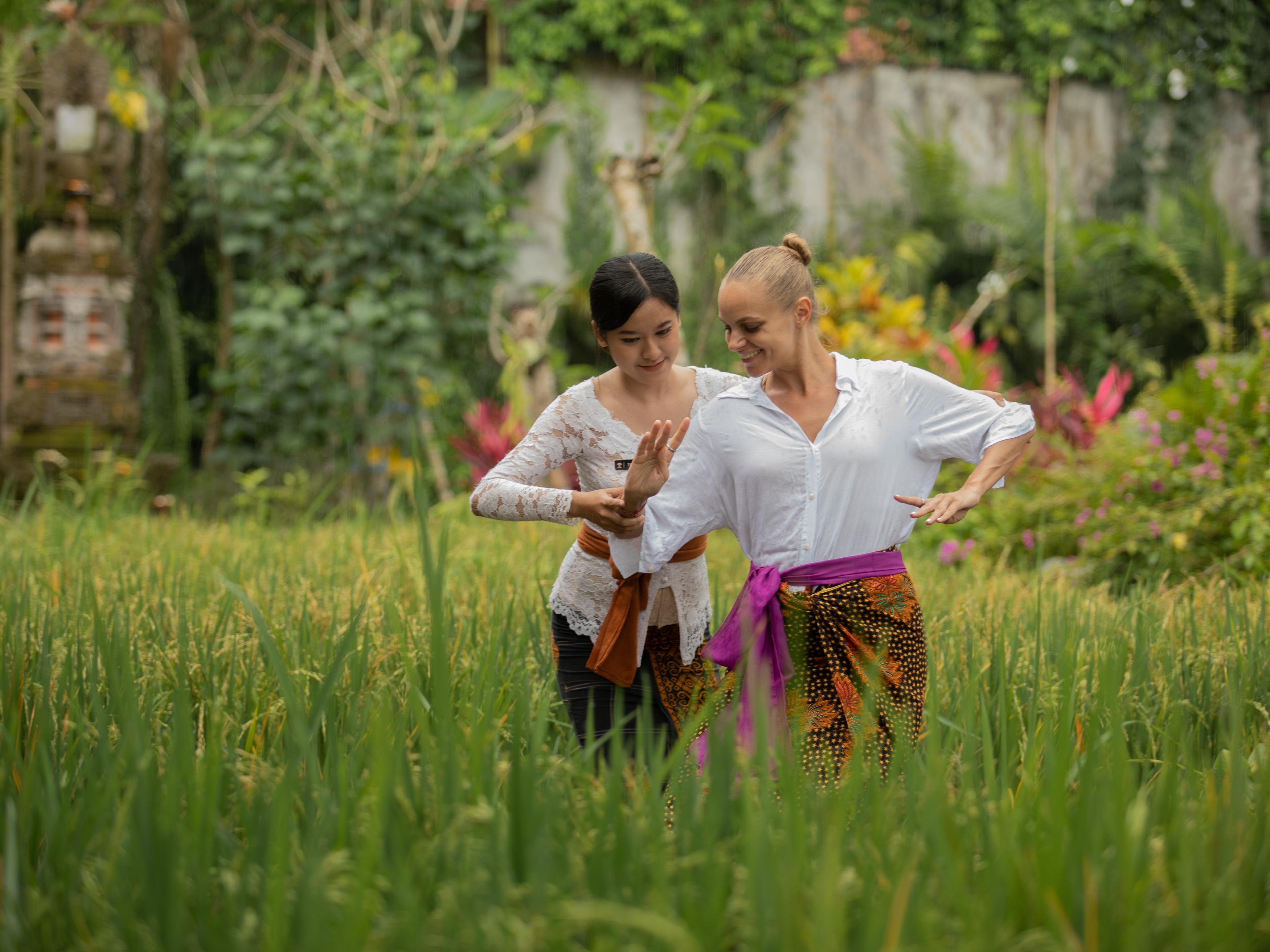 Adiwana Suweta Hotell Ubud Exteriör bild A couple dancing Kebyar duduk