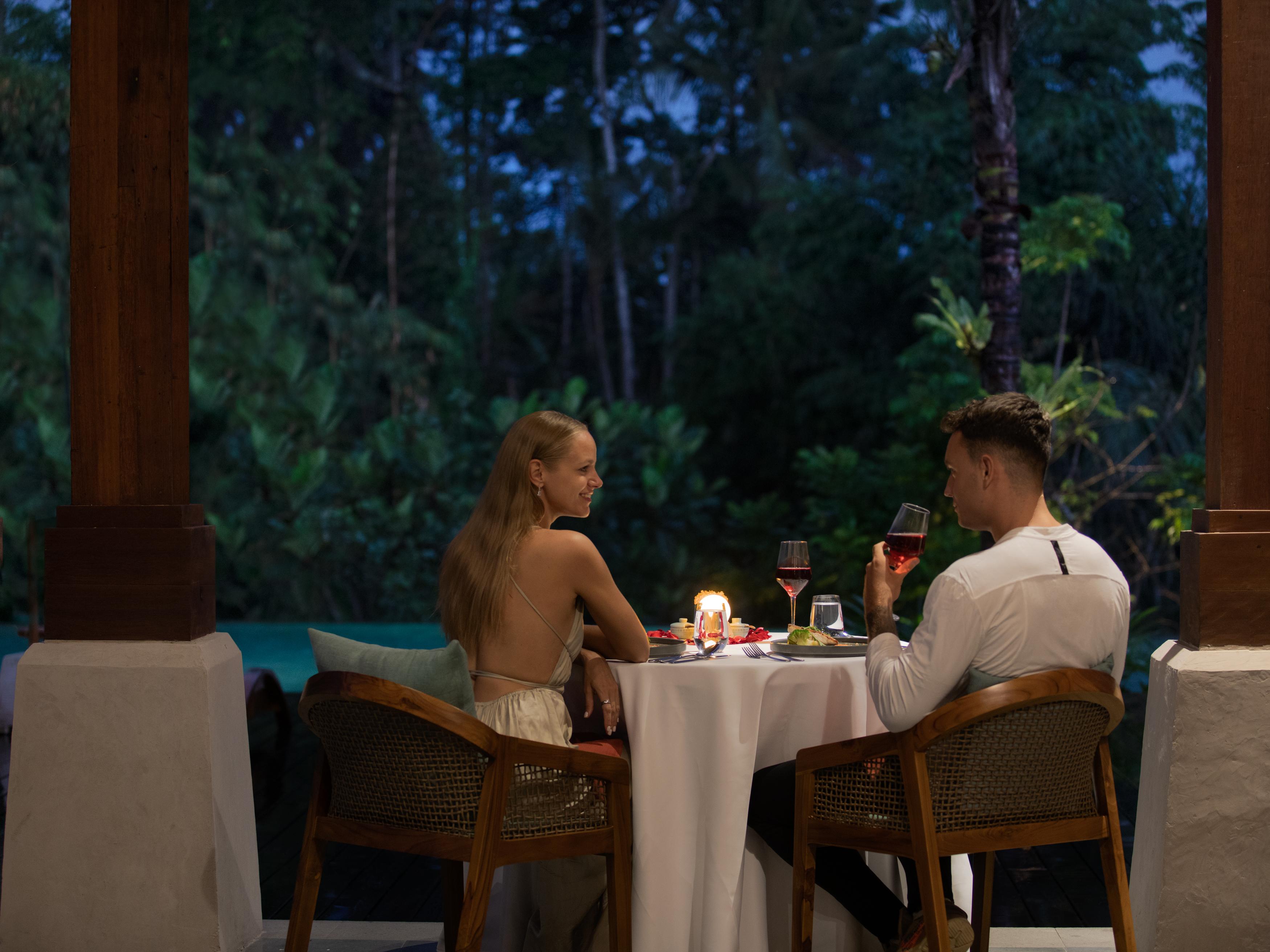 Adiwana Suweta Hotell Ubud Exteriör bild A couple dining at a resort in Bali, Indonesia
