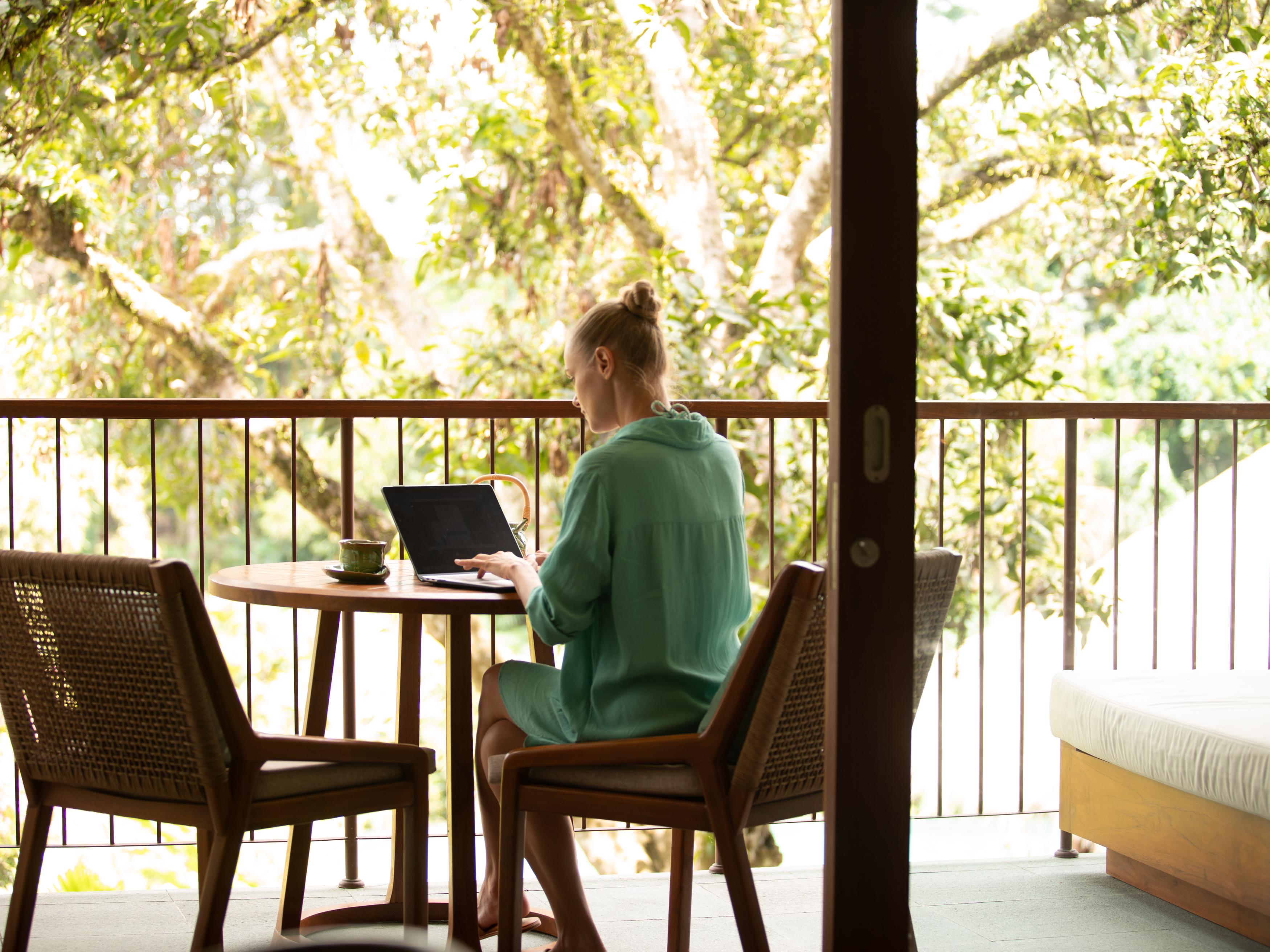 Adiwana Suweta Hotell Ubud Exteriör bild A woman working from home