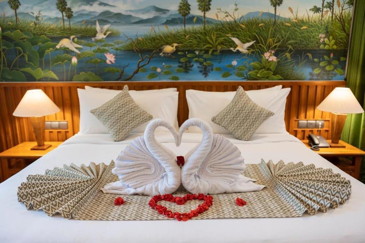 Adiwana Suweta Hotell Ubud Exteriör bild A bed with a towel swan