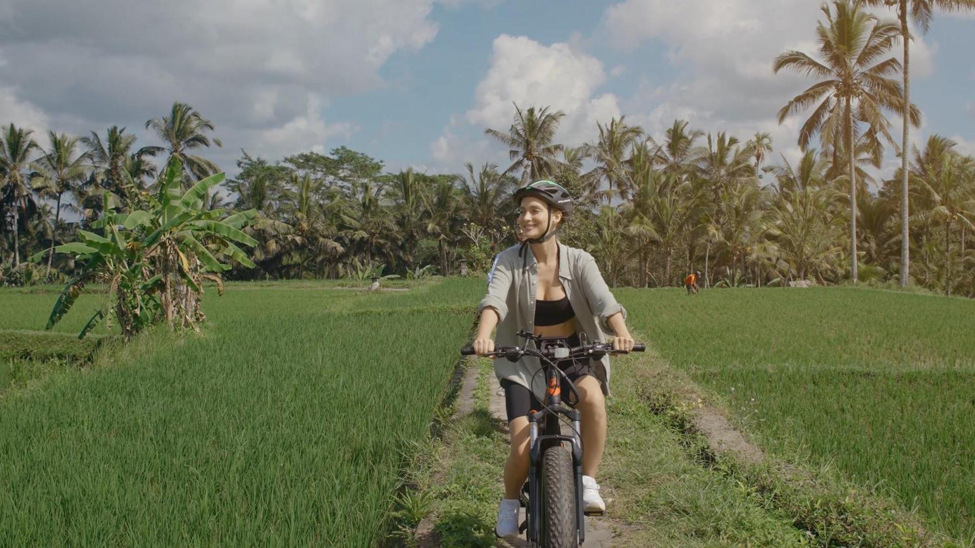Adiwana Suweta Hotell Ubud Exteriör bild A woman riding a QICYCLE Q33